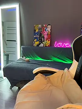 julia fly online show from 10.06.25