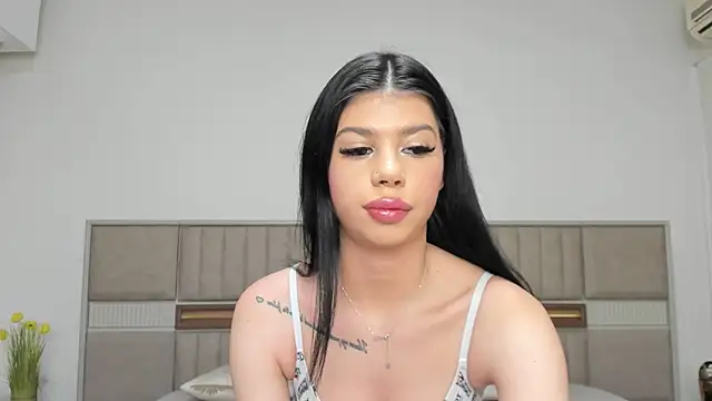 Snapshot of Sierra_Halle chatting on 11.23.25 Sierra Halle online show from 11.23.25