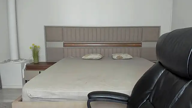 Snapshot of Sierra_Halle chatting on 11.30.25 Sierra Halle online show from 11.30.25