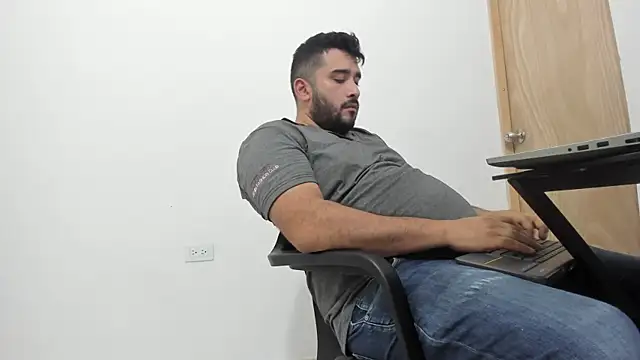 Snapshot of isearchcompany chatting on 09.17.25 isearchcompany online show from 09.17.25