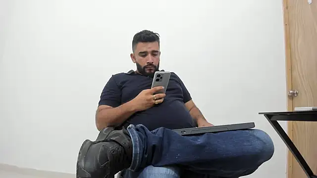 Snapshot of isearchcompany chatting on 10.24.25 isearchcompany online show from 10.24.25