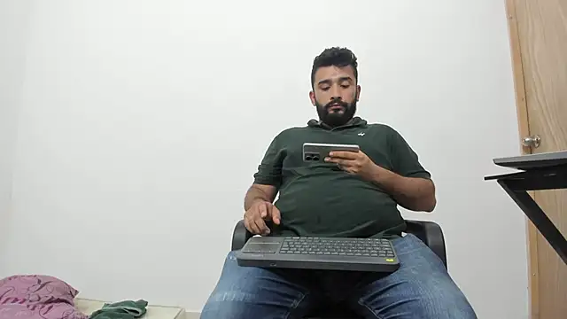 Snapshot of isearchcompany chatting on 11.13.25 isearchcompany online show from 11.13.25