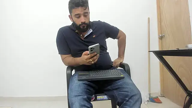 Snapshot of isearchcompany chatting on 11.17.25 isearchcompany online show from 11.17.25