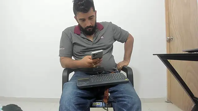 Snapshot of isearchcompany chatting on 11.19.25 isearchcompany online show from 11.19.25