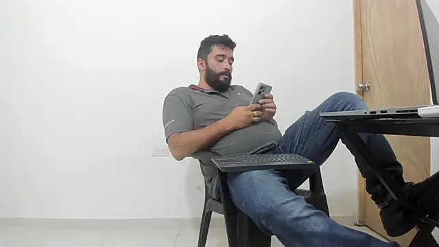 Snapshot of isearchcompany chatting on 11.20.25 isearchcompany online show from 11.20.25