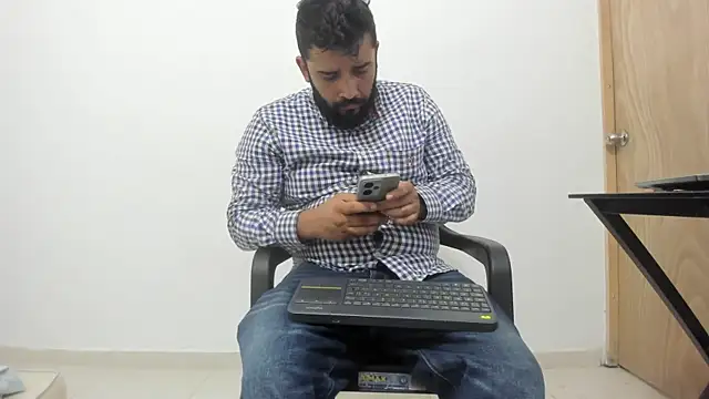 Snapshot of isearchcompany chatting on 11.20.25 isearchcompany online show from 11.20.25