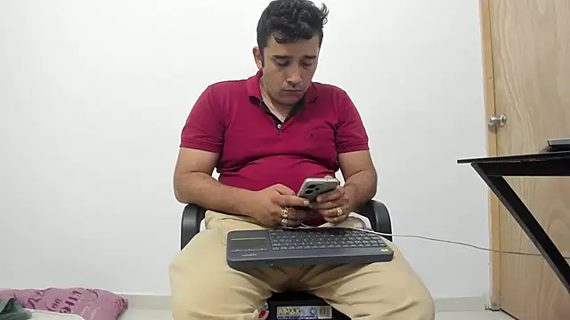 Snapshot of isearchcompany chatting on 11.27.25 isearchcompany online show from 11.27.25