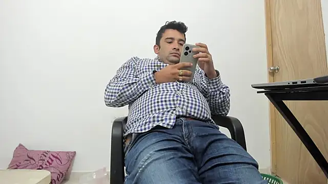 Snapshot of isearchcompany chatting on 11.28.25 isearchcompany online show from 11.28.25