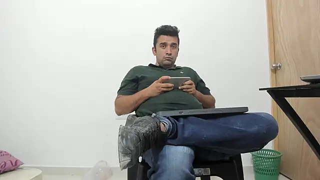 Snapshot of isearchcompany chatting on 11.29.25 isearchcompany online show from 11.29.25