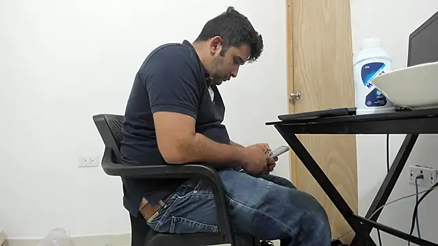 Snapshot of isearchcompany chatting on 11.30.25 isearchcompany online show from 11.30.25