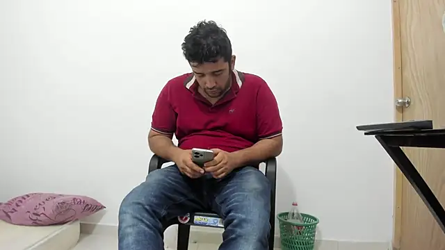 Snapshot of isearchcompany chatting on 12.04.25 isearchcompany online show from 12.04.25