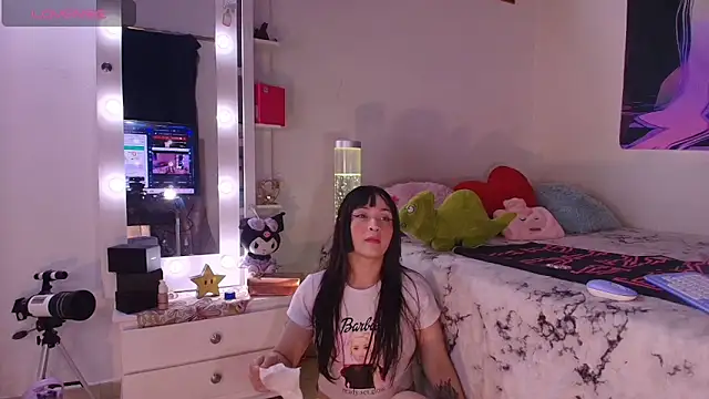 Snapshot of miaa-lee chatting on 05.19.26 miaa-lee online show from 05.19.26