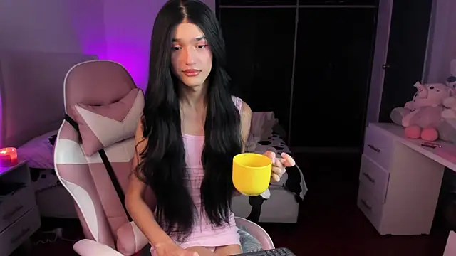 Snapshot of Ainhoads chatting on 06.19.26 Ainhoads online show from 06.19.26