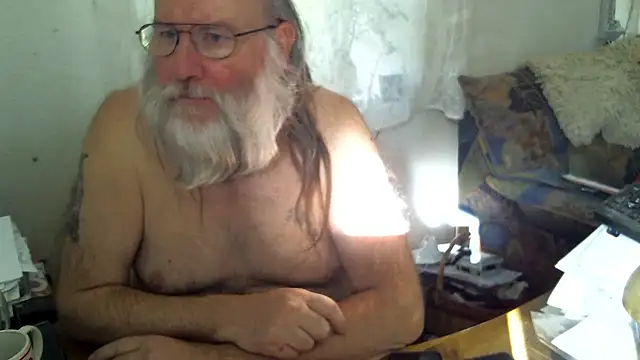 Snapshot of SexySantaC chatting on 10.26.25 SexySantaC online show from 10.26.25