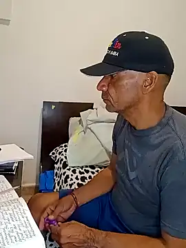 Snapshot of Daddy1972 chatting on 02.05.25 Daddy1972 online show from 02.05.25