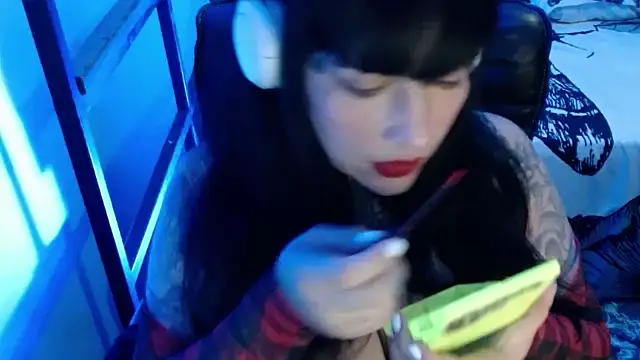 Snapshot of VampGirl1 chatting on 02.04.25 VampGirl1 online show from 02.04.25