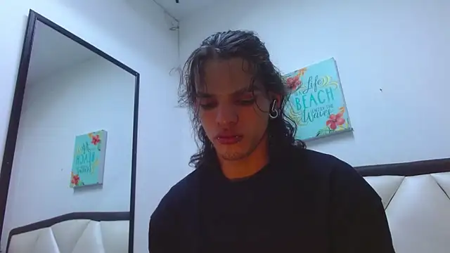 Snapshot of AlbertBernal69 chatting on 10.21.25 AlbertBernal69 online show from 10.21.25