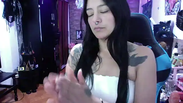 Snapshot of AngelaQueen_ chatting on 05.18.26 AngelaQueen online show from 05.18.26