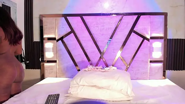 Athenea Mills online show from 03.31.26