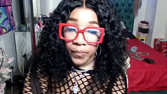 Snapshot of YasmineMinaj chatting on 09.11.25 YasmineMinaj online show from 09.11.25