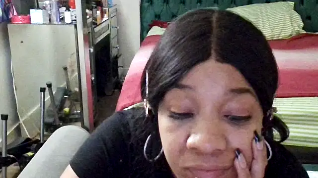 Snapshot of YasmineMinaj chatting on 10.31.25 YasmineMinaj online show from 10.31.25