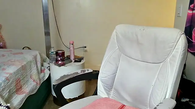 Snapshot of YasmineMinaj chatting on 11.23.25 YasmineMinaj online show from 11.23.25