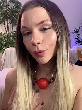 Snapshot of KittyKatyDream chatting on 02.03.25 KittyKatyDream online show from 02.03.25