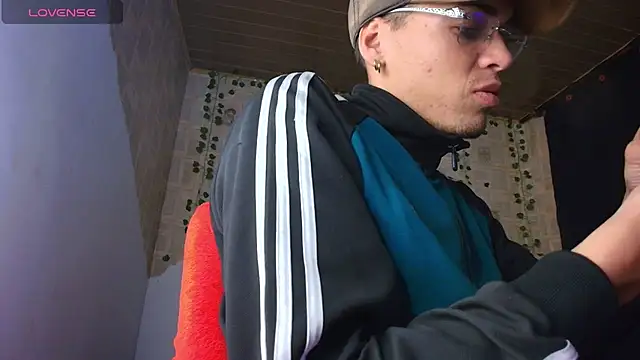 Snapshot of kisstarxxx chatting on 09.23.25 kisstarxxx online show from 09.23.25