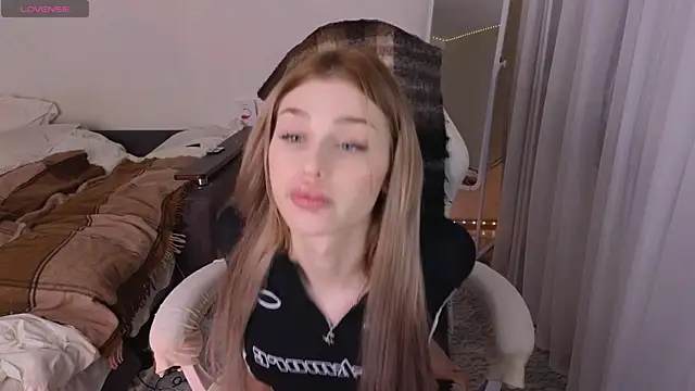 Snapshot of Smanuna chatting on 12.15.24 Smanuna online show from 12.15.24