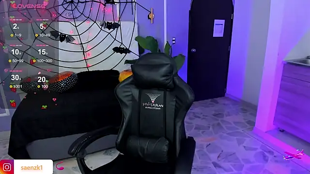 Snapshot of martinasaez chatting on 10.28.25 martinasaez online show from 10.28.25