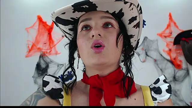 Sisirojas online show from 10.31.25