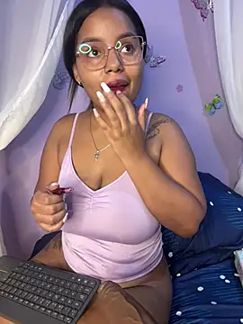 Snapshot of Aleja_DANS chatting on 04.23.26 Aleja DANS online show from 04.23.26