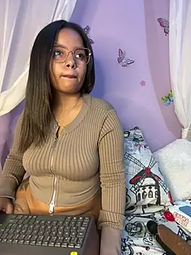 Snapshot of Aleja_DANS chatting on 04.24.26 Aleja DANS online show from 04.24.26