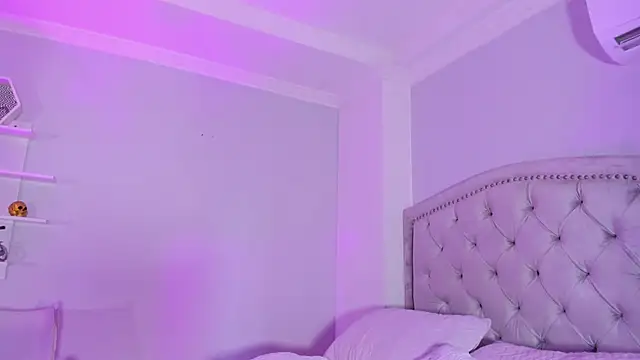 CamileHolmes online show from 03.04.25