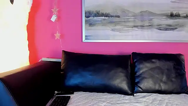 Tiffanysurez  online show from 11.05.25