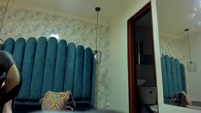 nalalye cruzz  online show from 10.18.25