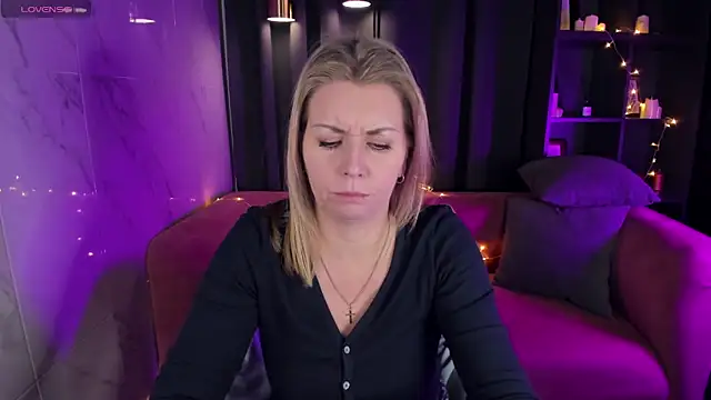 Annie Light online show from 01.12.25