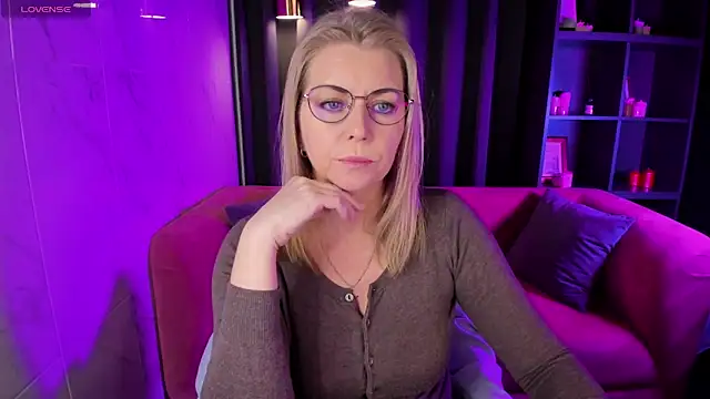 Annie Light online show from 03.03.25