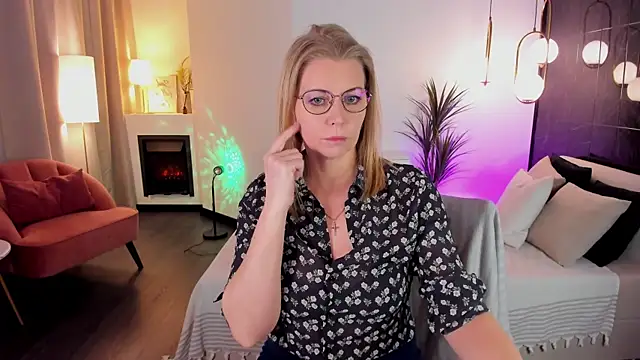 Annie Light online show from 03.15.25