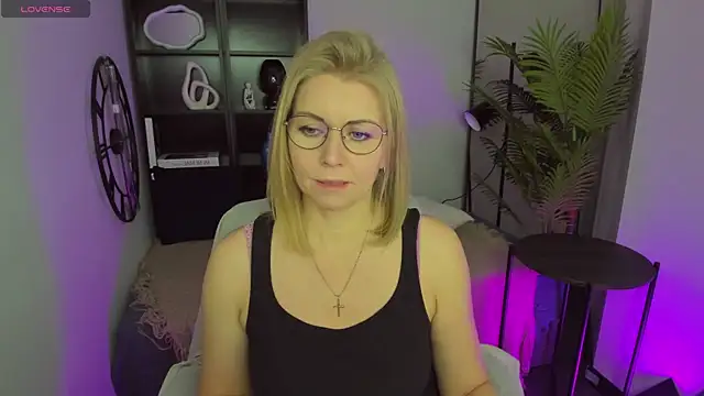 Annie Light online show from 03.21.25