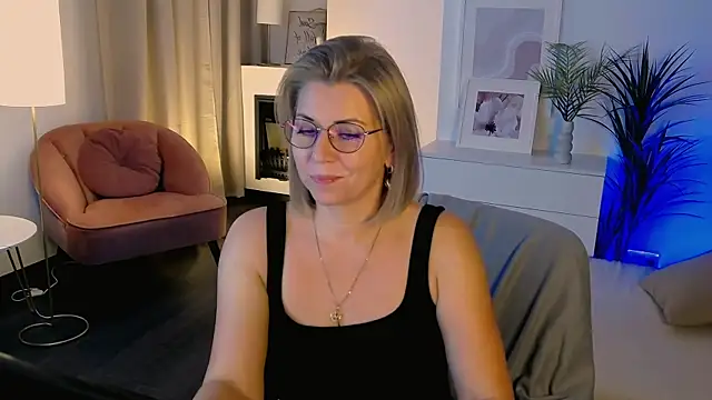 Annie Light online show from 10.07.25