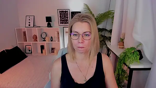 Annie Light online show from 11.22.25