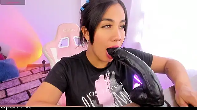 KAROLIVONNE online show from 12.04.24