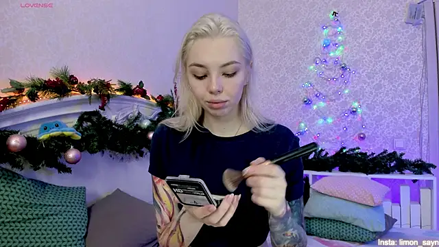 Snapshot of LillyMoure_ chatting on 01.02.25 LillyMoure online show from 01.02.25