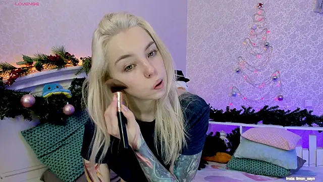 Snapshot of LillyMoure_ chatting on 01.04.25 LillyMoure online show from 01.04.25