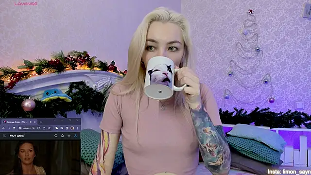 Snapshot of LillyMoure_ chatting on 01.15.25 LillyMoure online show from 01.15.25