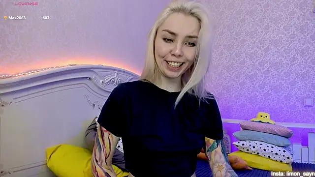 Snapshot of LillyMoure_ chatting on 01.19.25 LillyMoure online show from 01.19.25