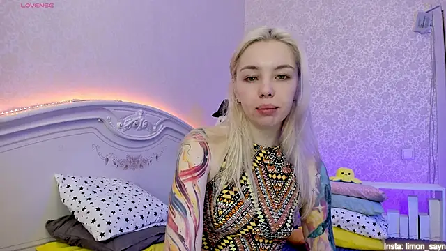 Snapshot of LillyMoure_ chatting on 01.20.25 LillyMoure online show from 01.20.25