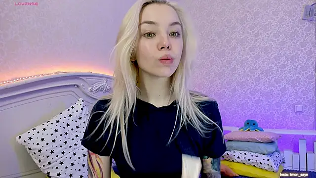 Snapshot of LillyMoure_ chatting on 01.23.25 LillyMoure online show from 01.23.25