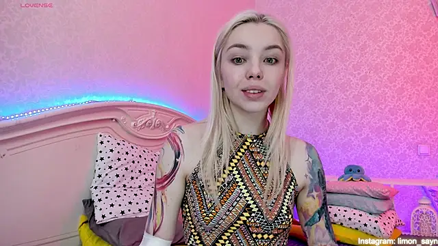 Snapshot of LillyMoure_ chatting on 02.02.25 LillyMoure online show from 02.02.25